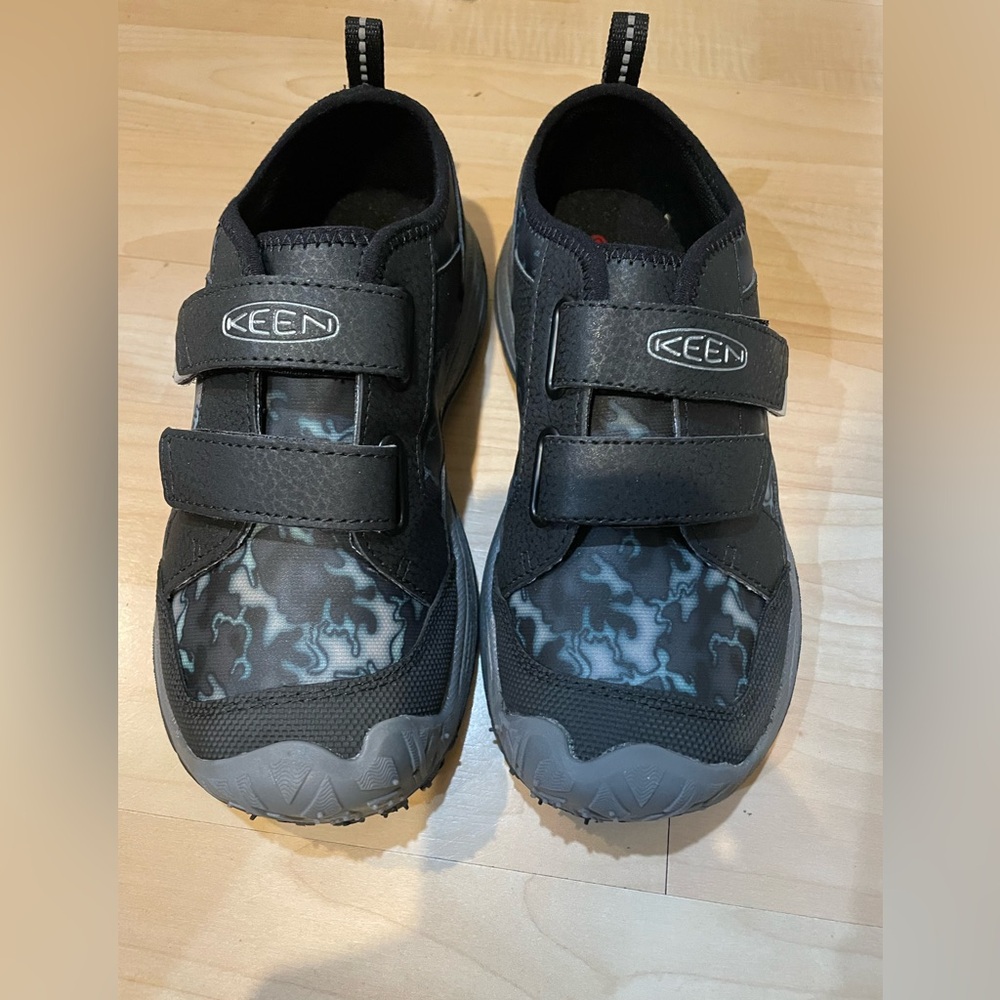 Keen Speedhound kids shoe, size 1: new